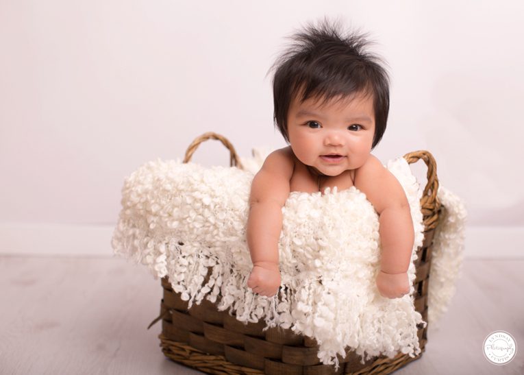 Baby photographer Lyndsay Curtis photographs 3-month old Ava's in-studio milestone session in | www.lyndsaycurtis.com