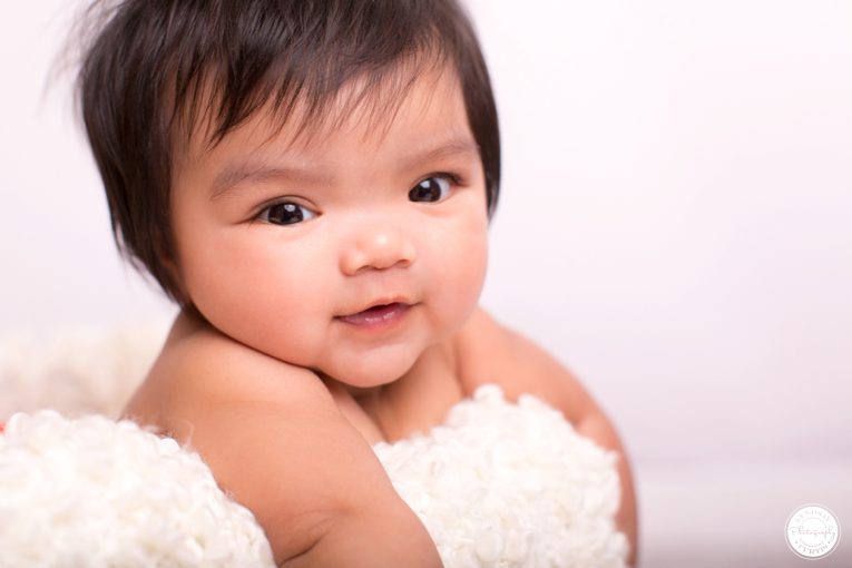 Baby photographer Lyndsay Curtis photographs 3-month old Ava's in-studio milestone session in | www.lyndsaycurtis.com