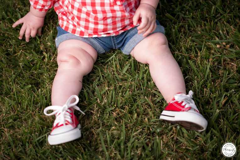 Childrens photographer Lyndsay Curtis photographs 6 month old Parker in studio and outdoor session| www.lyndsaycurtis.com