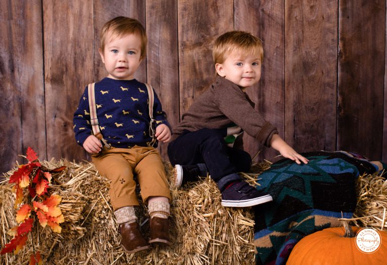 Child photographer Lyndsay Curtis photographs children during Fall themed mini-sessions in-studio | www.lyndsaycurtis.com