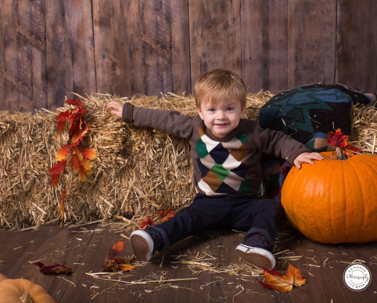Child photographer Lyndsay Curtis photographs children during Fall themed mini-sessions in-studio | www.lyndsaycurtis.com