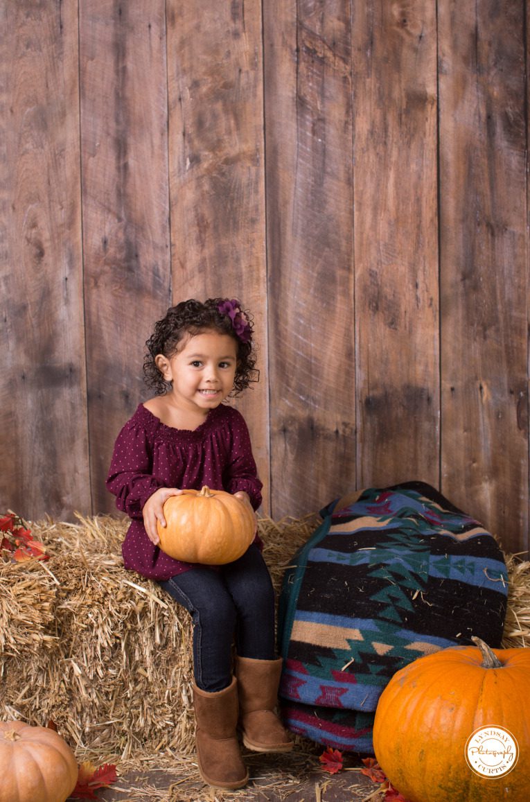 Child photographer Lyndsay Curtis photographs children during Fall themed mini-sessions in-studio | www.lyndsaycurtis.com