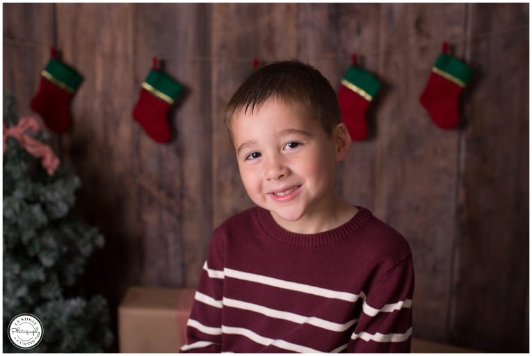 Portrait photographer Lyndsay Curtis photographs children on a classic rustic setting during Christmas mini sessions. | www.lyndsaycurtis.com