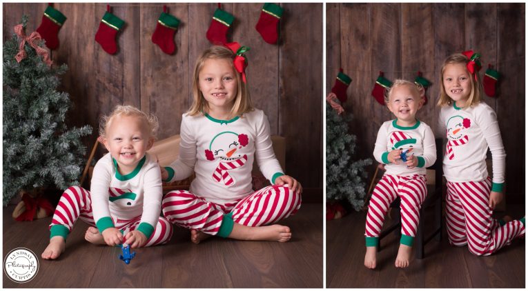 Portrait photographer Lyndsay Curtis photographs children on a classic rustic setting during Christmas mini sessions. | www.lyndsaycurtis.com