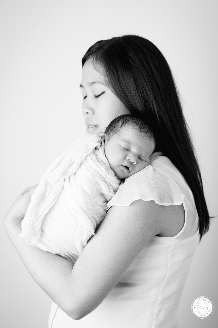 Portrait photographer Lyndsay Curtis photographs one week old baby Liora in her in-home newborn studio. | www.lyndsaycurtis.com