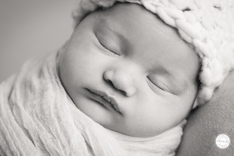 Portrait photographer Lyndsay Curtis photographs one week old baby Liora in her in-home newborn studio. | www.lyndsaycurtis.com