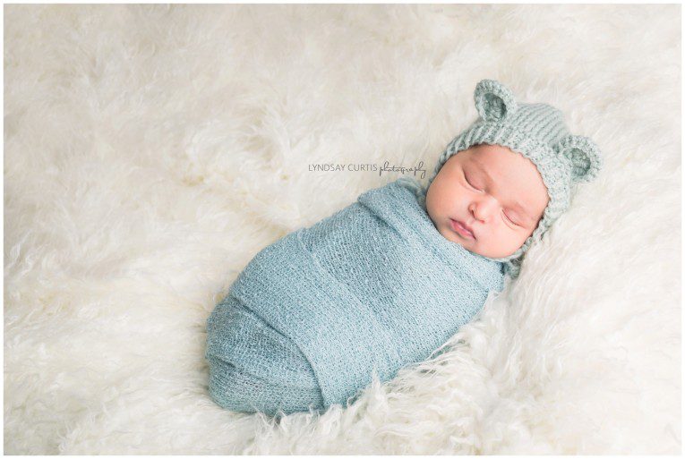 Portrait photographer Lyndsay Curtis photographs newborn girl in her in-home newborn studio. | www.lyndsaycurtis.com