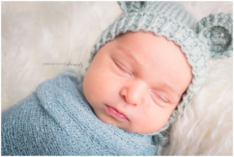 Portrait photographer Lyndsay Curtis photographs newborn girl in her in-home newborn studio. | www.lyndsaycurtis.com