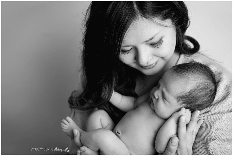 Newborn photographer Lyndsay Curtis photographs Nami King and her newborn daughter. | www.lyndsaycurtis.com