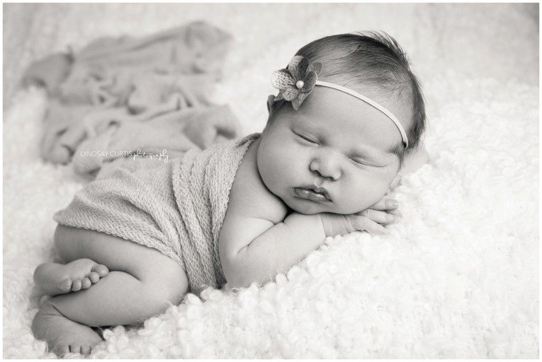 Newborn photographer Lyndsay Curtis photographs a one week old baby girl. | www.lyndsaycurtis.com