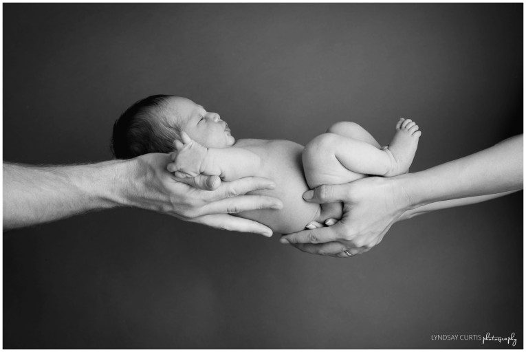 Newborn photographer Lyndsay Curtis photographs a one week old baby girl. | www.lyndsaycurtis.com